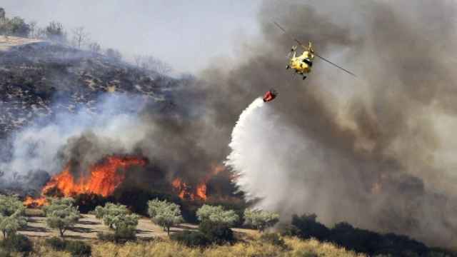 Helicóptero sofocando un incendio.