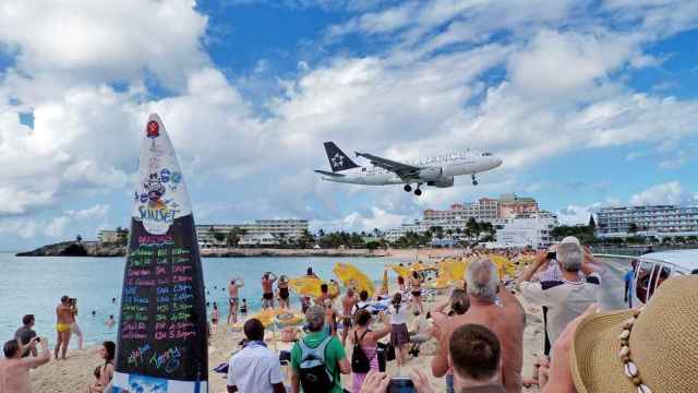 Avión a punto de aterrizar en el aeropuerto de St Maarten.