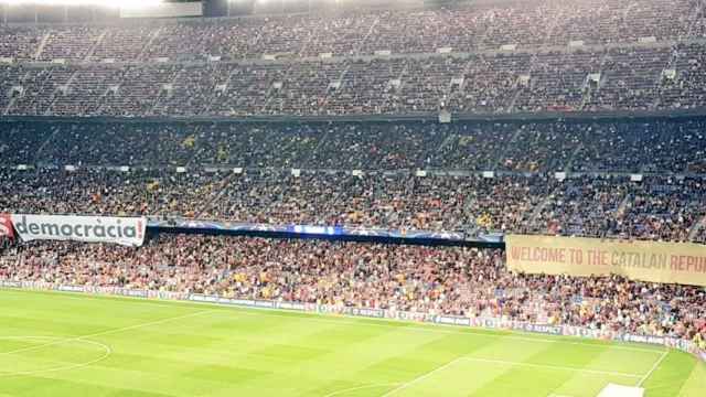 Las dos pancartas en el Camp Nou en el Barcelona - Juventus.
