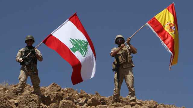 Los dos soldados libaneses ondearon las banderas tras conquistar una posición al Daesh.