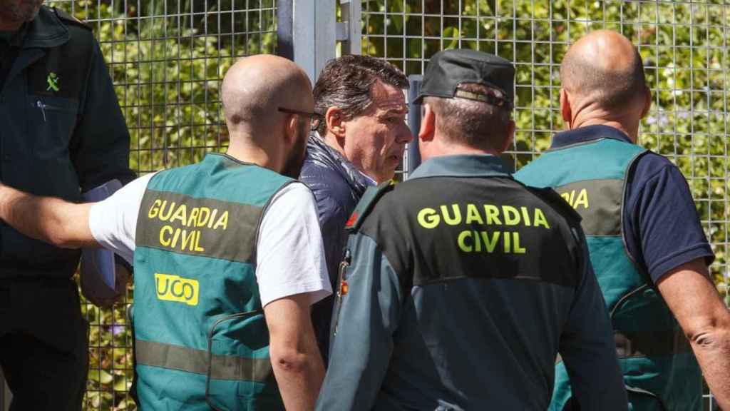 Ignacio Gonzalez a la Salida del Cuartel de la Guardia Civil, en Tres Cantos, con dirección a la Audiencia Nacional.