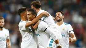 Los jugadores se abrazan a Cristiano tras su gol