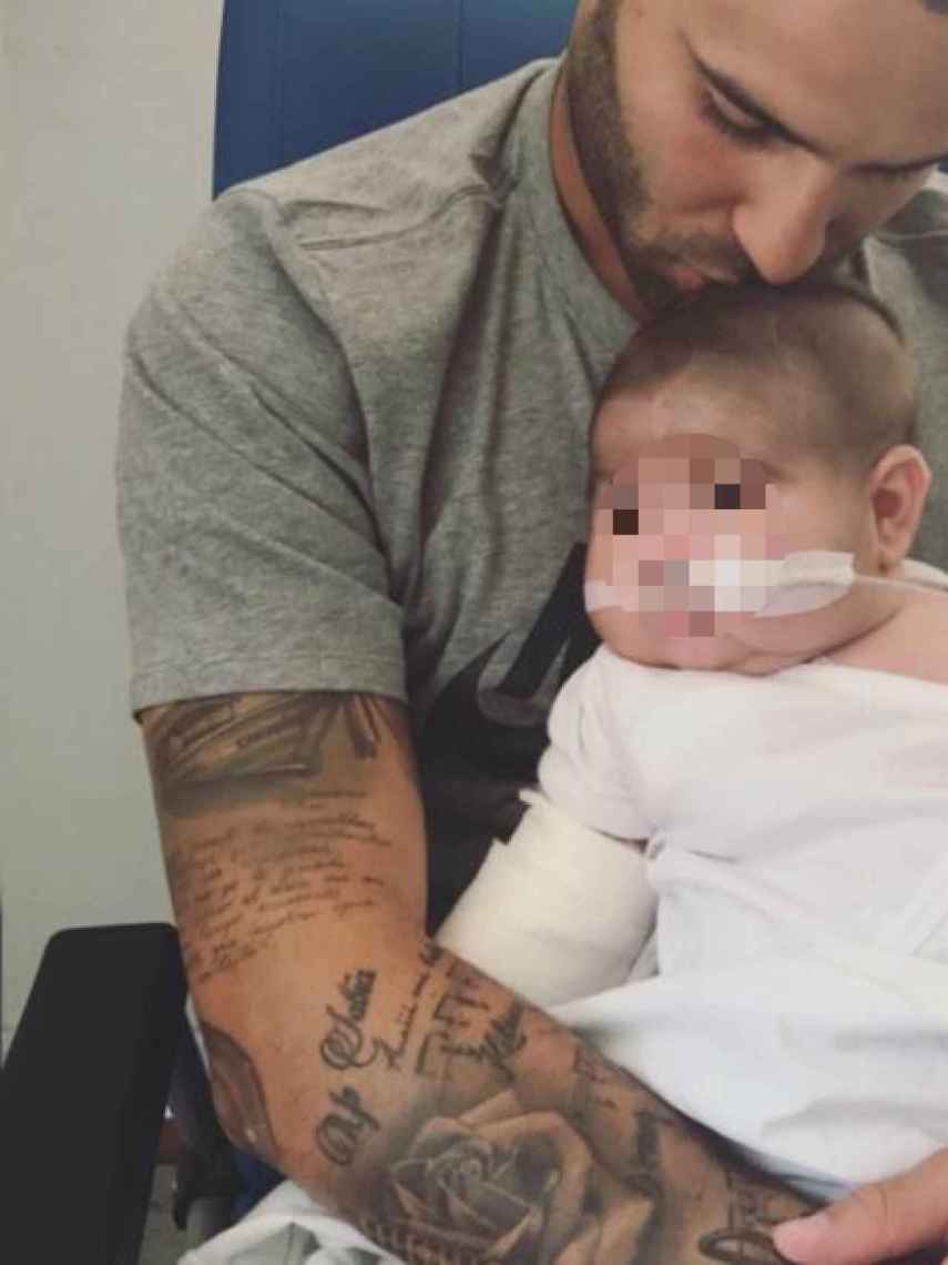 La imagen que ha publicado Jesé con su bebé.