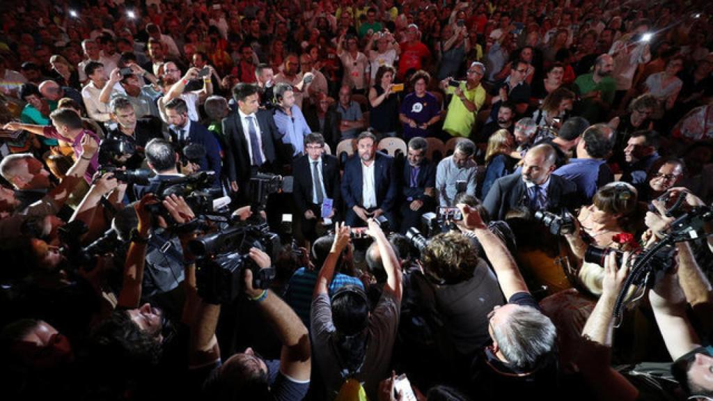 Puigdemont y Junqueras en Tarragona minutos antes de empezar el mitin.