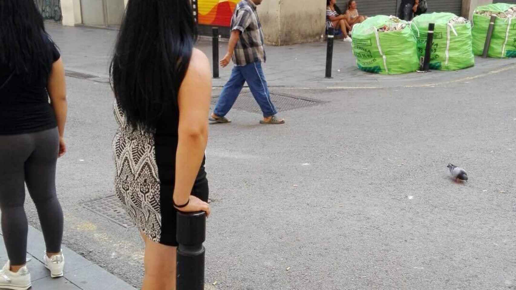 Las prostitutas captando clientes en la calle Robadors