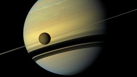 Imagen de Saturno y una de sus lunas, Titan, tomada por Cassini.