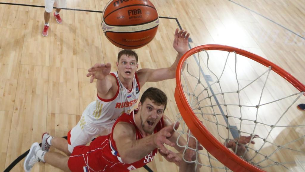 Mozgov y Kuzmic en plena pelea interior.