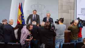 El portavoz del Gobierno, Íñigo Méndez de Vigo, y el ministro de Hacienda, Cristóbal Montoro, en la rueda de prensa posterior al Consejo de Ministros.