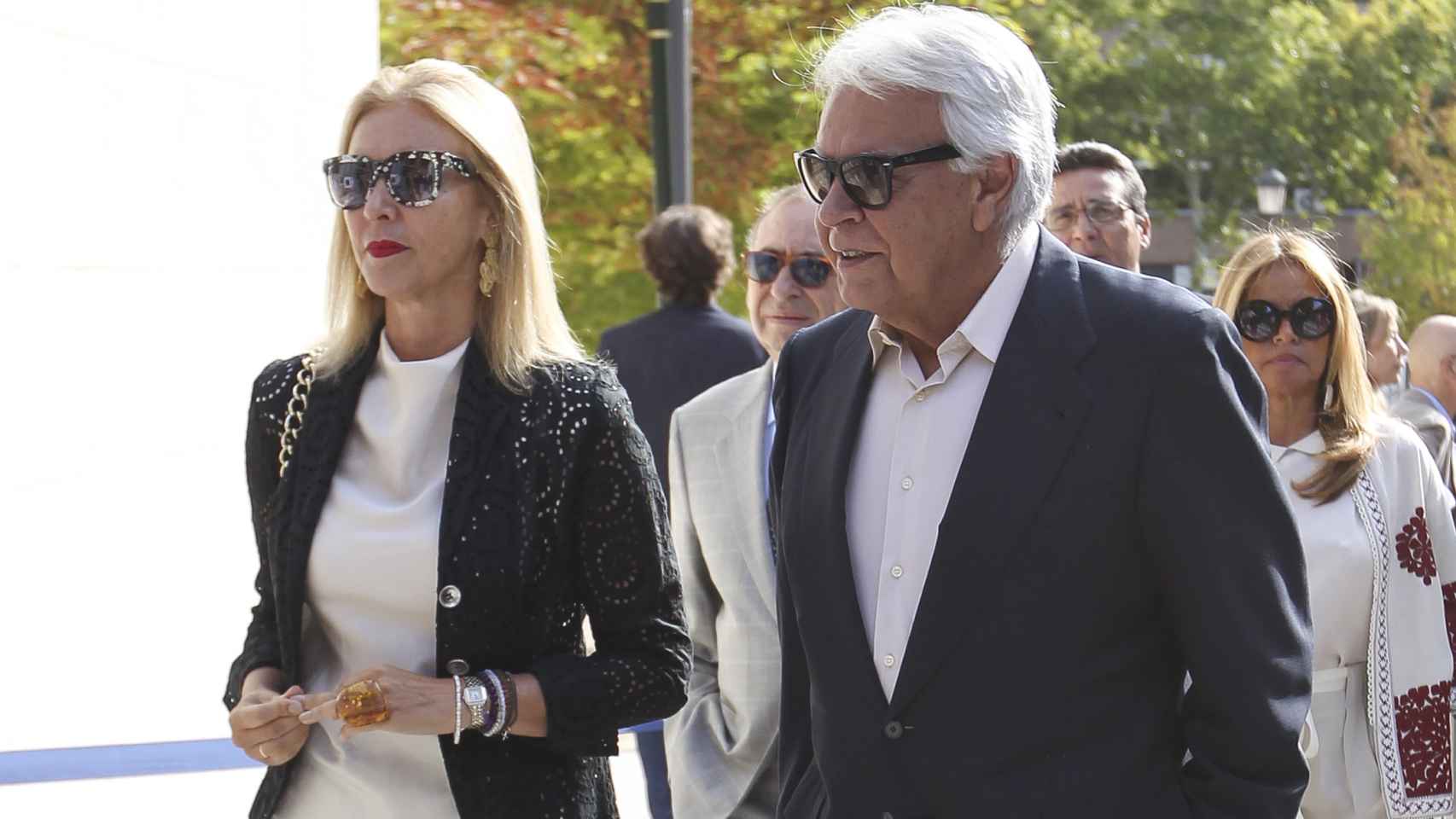 Felipe González, Kiko Matamoros y Mercedes Milá, en el homenaje a Ángel Nieto en Madrid
