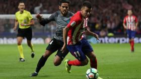 Correa disputa un balón en el Atlético de Madrid - Málaga.