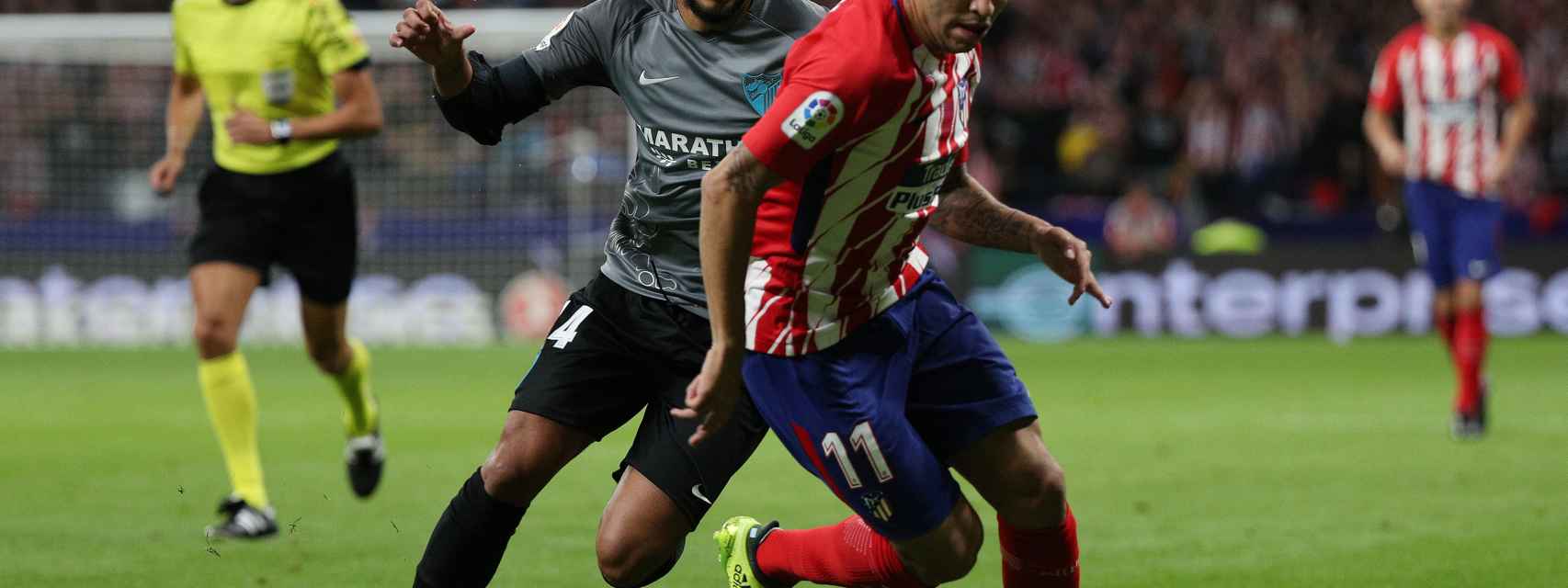Correa disputa un balón en el Atlético de Madrid - Málaga.