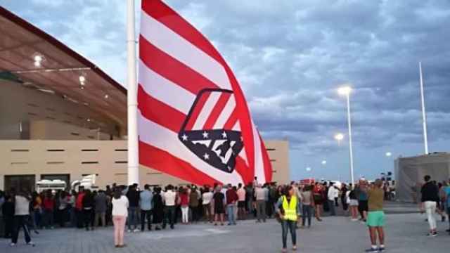 El Atlético iza la bandera en el Wanda Metropolitano.