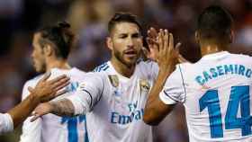 Ramos celebra con sus compañeros los goles del Madrid en Riazor