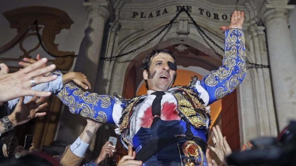 Padilla, a hombros por la Puerta del Príncipe, hace un año