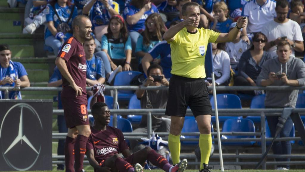Dembele, junto a Iniesta, tras producirse la lesión en el Coliseo Alfonso Pérez.
