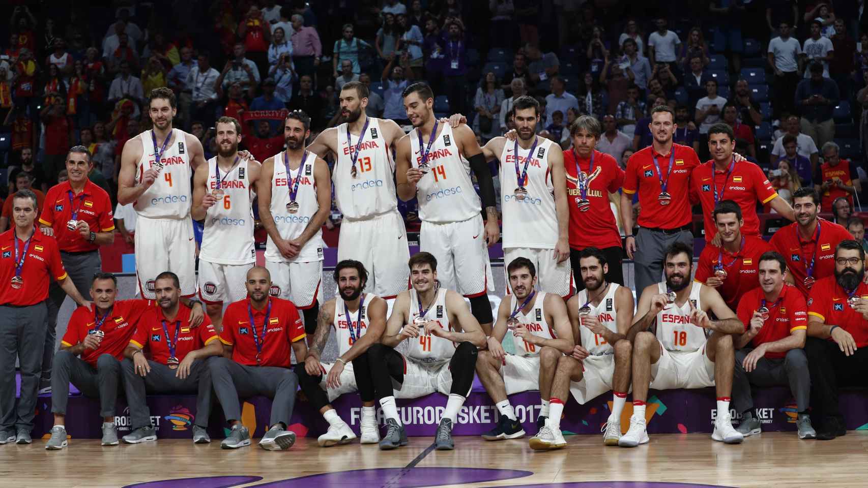 Foto de familia de la selección española, bronce en el Eurobasket.