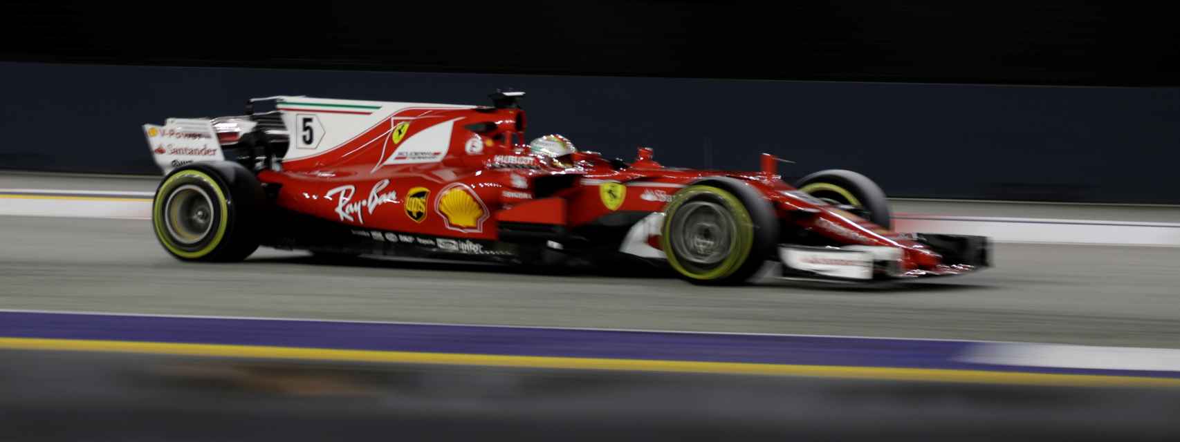 El Ferrari de Vettel durante el GP de Singapur.
