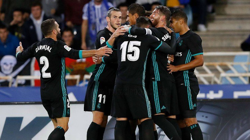 El Madrid celebra el gol de Mayoral
