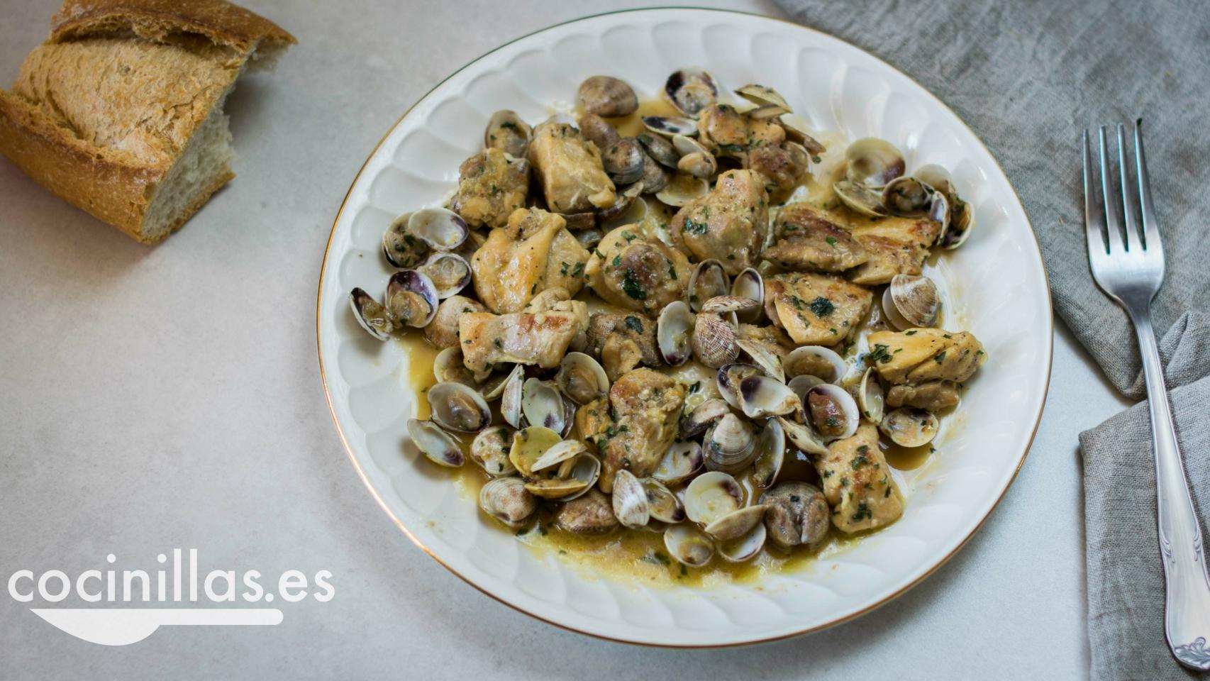 Guiso de pollo con almejas, un mar y montaña para rebañar el plato