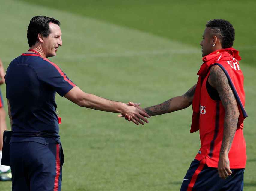 Emery saluda a Neymar durante un entrenamiento.