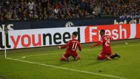 James celebra su gol ante el Schalke. Foto: Twitter (@FCBayern)