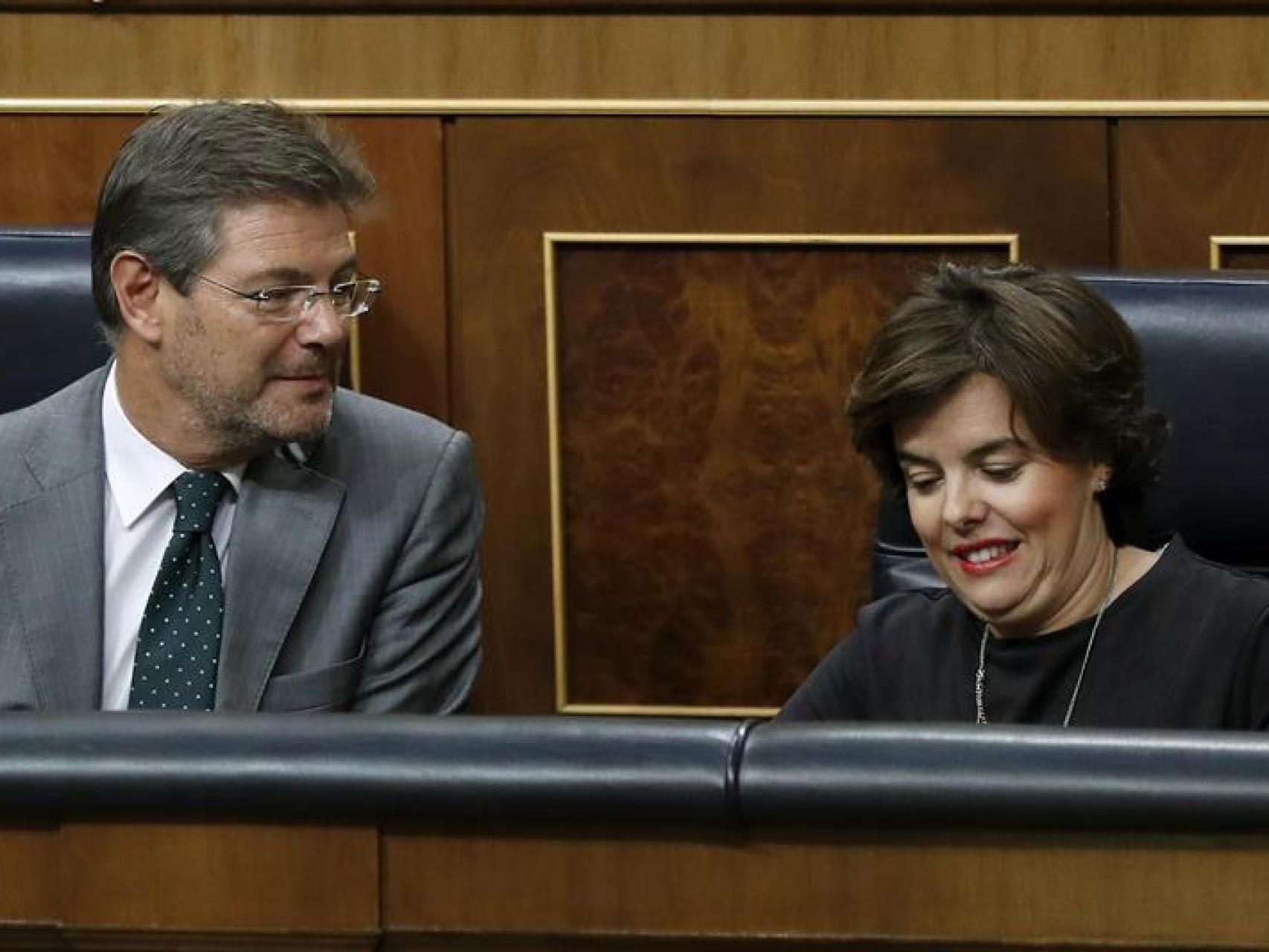 Sáenz de Santamaría y el ministro de Justicia, Rafael Catalá, este martes en el Congreso.