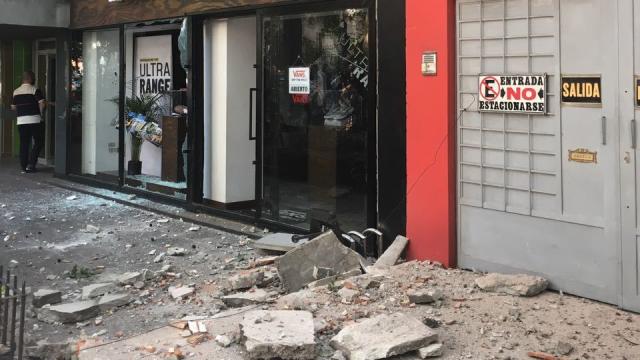 Cascotes de un edificio afectado en Colonia Roma, en la capital