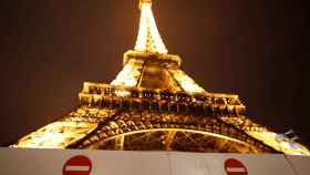 Señales de prohibido el paso junto a la torre Eiffel