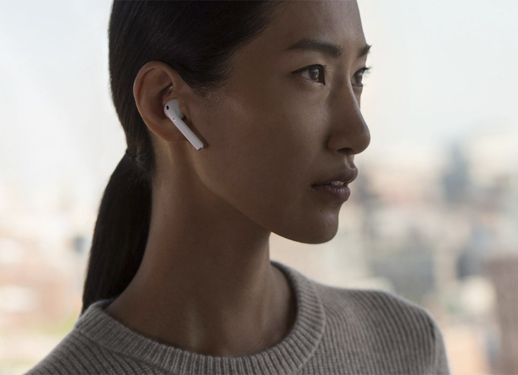 apple airpods auriculares mujer