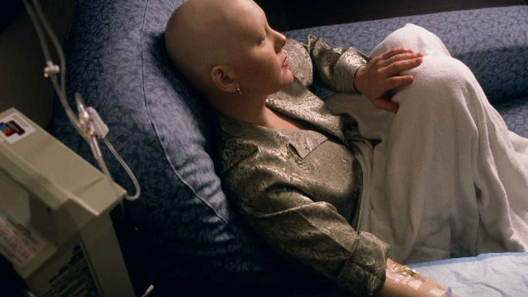 Una paciente se somete a un tratamiento de quimioterapia.
