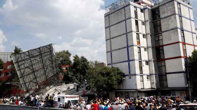 Labores de rescate en uno de los edificios derrumbados de México.