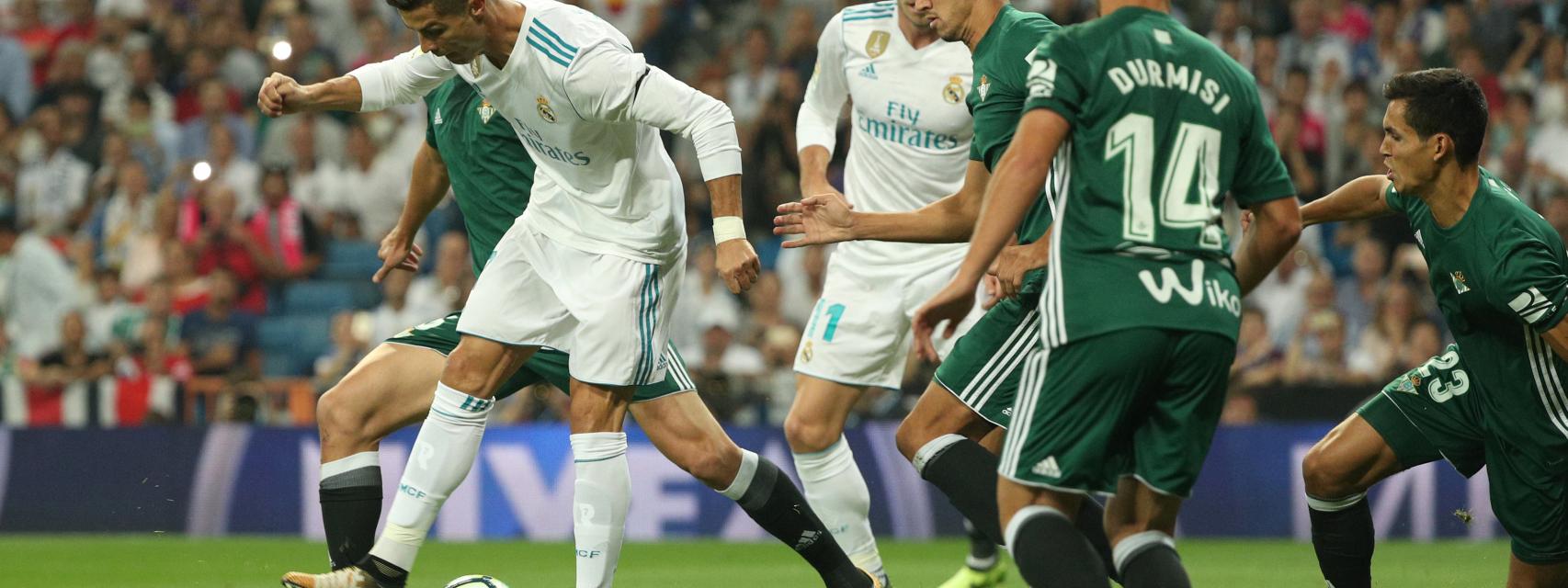 Cristiano intenta disputar un balón en el Real Madrid - Betis.