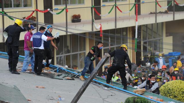 Voluntarios trabajan en las tareas de rescate.