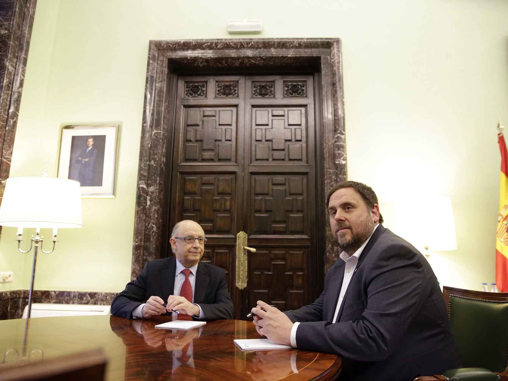 Cristóbal Montoro y Oriol Junqueras en una reunión en marzo en  Madrid.