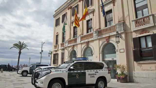 Coches de la Guardia Civil en su entrada en el Ayuntamiento de Girona.