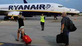 Varios pasajeros se dirigen a un avión de Ryanair en el aeropuerto de Londres.