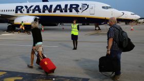 Varios pasajeros se dirigen a un avión de Ryanair.