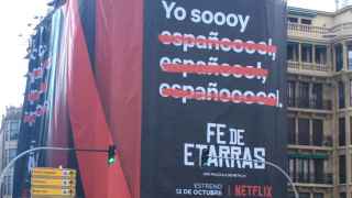 Imagen del andamio con el anuncio de Netflix, en San Sebastián.
