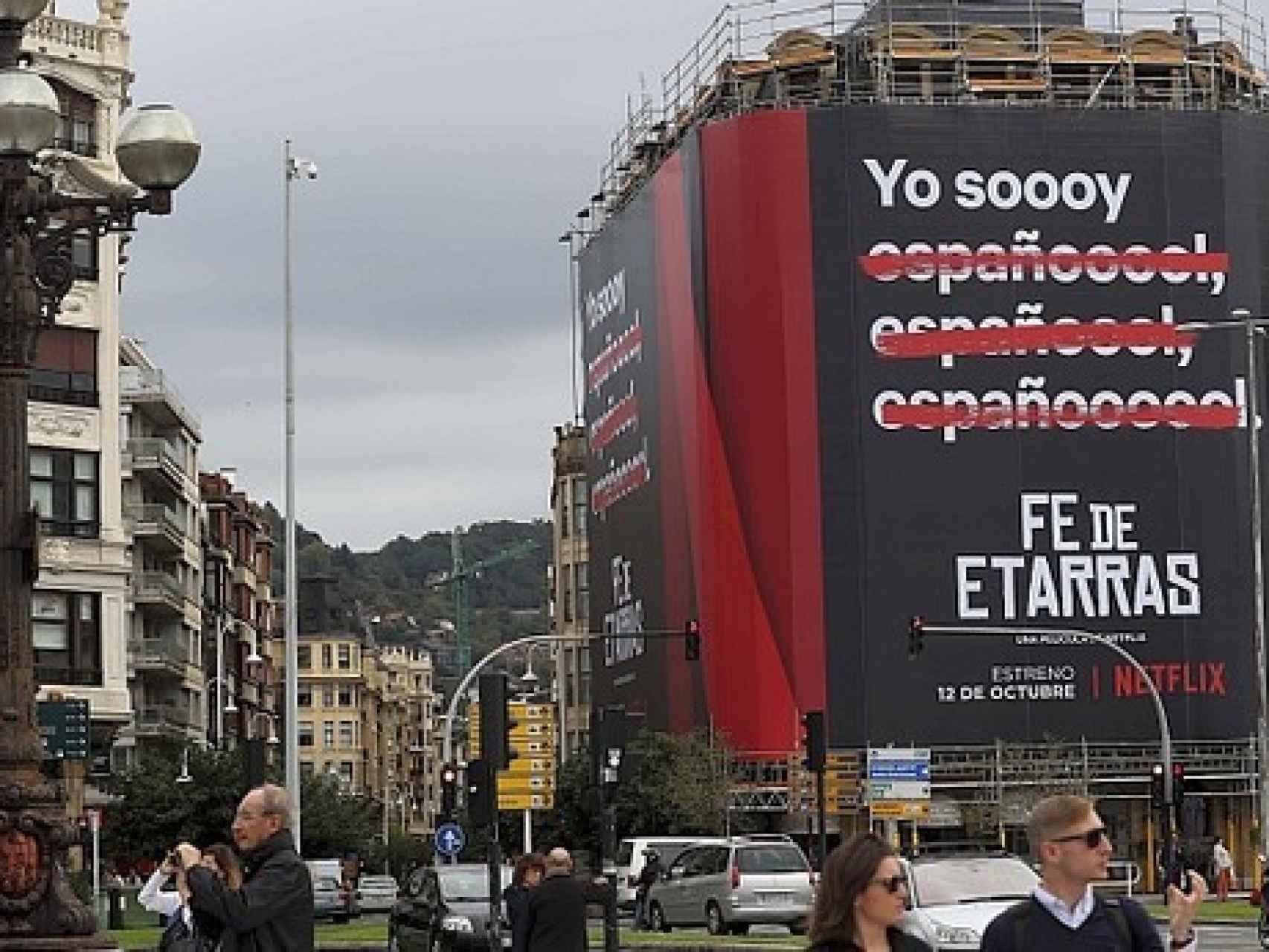 El polémico anuncio de la serie Fe de Etarras, de Netflix, colocado en San Sebastián.