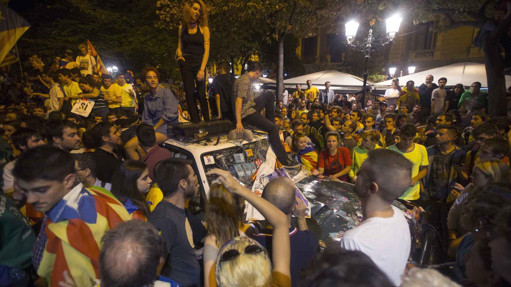 Los coches de la Guardia Civil, asaltados en Barcelona.