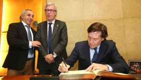 Firma de un convenio sobre los Juegos Mediterráneos de Tarragona: José Ramón Lete, Alejandro Blanco y Josep Félix Ballesteros.