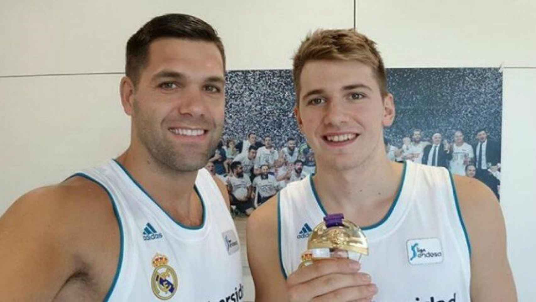 Felipe Reyes y Doncic con la medalla. Foto Instagram (@felipereyesoficial)