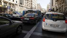 Imagen de varios coches en una calle de Madrid.