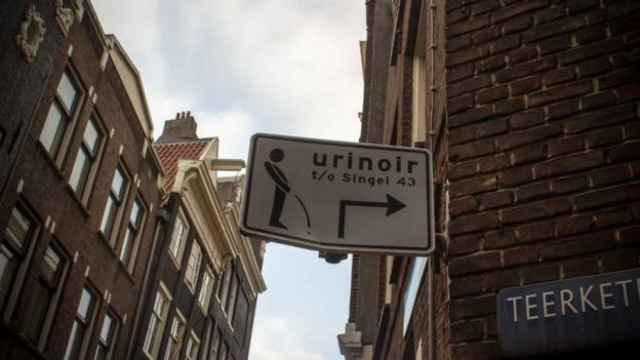 En Ámsterdam hay 35 baños públicos masculinos y solamente tres para mujeres.