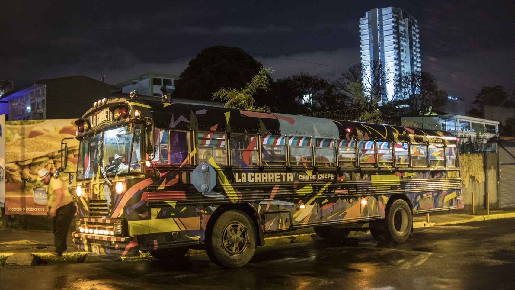 La Carreta es un autobús discoteca que recorre los principales bares nocturnos de San José.