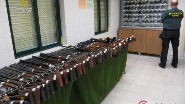 Foto de archivo de una subasta de armas