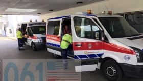 Servicios de emergencia ante la puerta del hotel donde ocurrió la fuga de gas.
