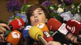 Soraya Sáenz de Santamaría habla con los medios en los momentos previos a la conferencia
