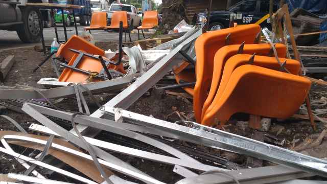 Pupitres y sillas de la escuela destruida por el terremoto en México