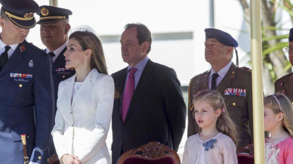 Jaime Alfonsín, tras los reyes Felipe y Letizia.